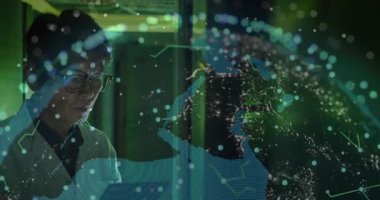 Dijital verileri analiz etmek, parlayan ağ ve dünya animasyonuyla etkileşime giren kişi. Teknoloji, yenilik, bağlantı, siber alan, fütüristik, küresel