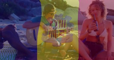 Sahilde dinlenen, Andorra bayrağı taşıyan ve silah animasyonları yapan insanlar. Tatil, seyahat, kıyı şeridi, turizm, dinlenme, dinlenme