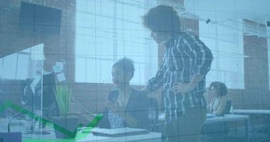 Ofiste işbirliği yapmak, iş adamları ekranda finansal grafik animasyonunu analiz etmek. Takım çalışması, işbirliği, beyin fırtınası, analitik, finans, strateji