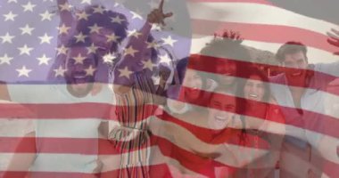 Sahilde kutlama, Amerikan bayrağını animasyon örtüsüyle tutan arkadaşlar. Vatanseverlik, tatil, özgürlük, kıyı şeridi, şenlik, yaz