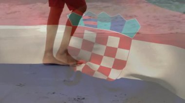 Sahilde yürüyen, arka planda Hırvat bayrağı taşıyan kişi. Seyahat, vatanseverlik, tatil, vatanseverlik, kıyı şeridi, turizm