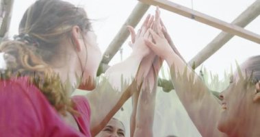 Yeşil çimen animasyonuyla örtülü bir beşlikle kutlama yapan kadınlar. Kutlama, işbirliği, takım çalışması, başarı, başarı, neşe