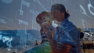 Dijital dünya haritasıyla okyanus kenarında içen iki kişi animasyonu örtüyor. Seyahat, eğlence, tatil, teknoloji, ağ, bağlantı