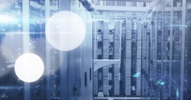 Veri merkezinde, soyut animasyon ışık efektleriyle sıralanmış sunucular. Teknoloji, veri depolama, dijital, ağ, altyapı, modern