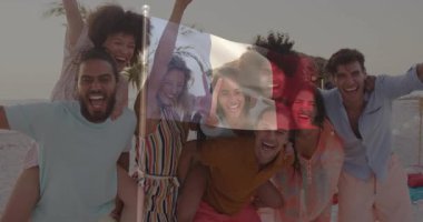 Sahilde bayrak sallayarak kutlama yapan bir grup arkadaş animasyon yapıyor. Kutlama, dostluk, plaj partisi, boş zaman, yaz, tatil