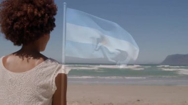 Okyanus dalgalarına, kıvırcık saçlı kadına ve Arjantin bayrak animasyonuna bakıyorum. Doğa, sahil, sahil, sükunet, rahatlama, tatil