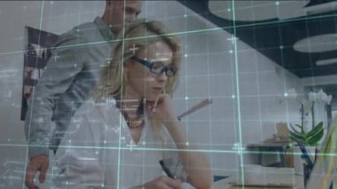 Dijital veri animasyon örtüsüyle çalışmak, ofiste işbirliği yapan iş adamları. İşbirliği, takım çalışması, yenilik, teknoloji, şirket, takım çalışması