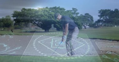 Salıncağa hazırlanıyor, golfçü çimenli sahada animasyon verilerini analiz ediyor. Spor, analiz, teknoloji, atlet, hobi, eğlence