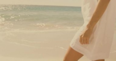 Ufuk çizgisine bakan, açık gökyüzünün altında animasyonla duran kişi. Deniz manzarası, tefekkür, sükunet, özgürlük, açık hava, dinginlik