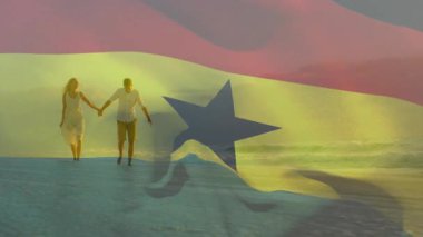 Sahilde el ele tutuşan, arka planda Gana bayrağı animasyonu olan çift. Romantizm, tatil, birlik, kutlama, vatanseverlik, seyahat