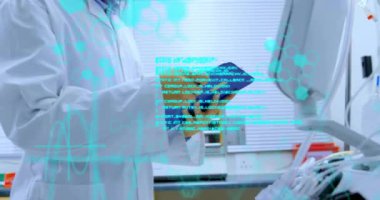 Verileri dijital arayüzle analiz etmek, bilim adamının laboratuvarda tablet kullanması. Bilim, araştırma, analiz, teknoloji, yenilik, deney