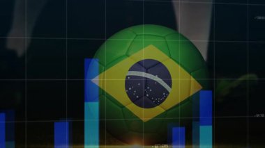Finansal grafikler ve dünya haritası animasyonları içeren futbol topunun üzerindeki Brezilya bayrağı. Finans, ekonomi, küreselleşme, istatistik, analiz, spor