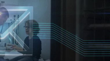 Çocuk muayene ediliyor, doktor tıbbi ortamda dijital veri işleme kullanıyor. Sağlık, pediyatrist, teşhis, teknoloji, yenilik, hastane