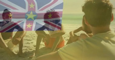 Niue bayrağıyla plajda dinlenen bir grup arkadaş animasyon sergiliyor. Seyahat, tatil, tropikal, rahatlama, rahatlama, eğlence