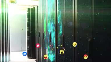 Dijital reaksiyonlu sunucu odası ve dolapların üzerindeki soyut mavi-yeşil animasyon. Veri, teknoloji, sunucular, ağ, siber güvenlik, altyapı
