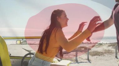 Sahilde kucaklaşan, arka planda renkli animasyonları olan çift. Romantizm, tatil, aşk