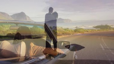 Üstü açık arabalarda, resimli bir manzaranın içinde sürüş yapan çift animasyonla kucaklaşıyor. Seyahat, macera, yolculuk, romantizm, doğa, açık hava