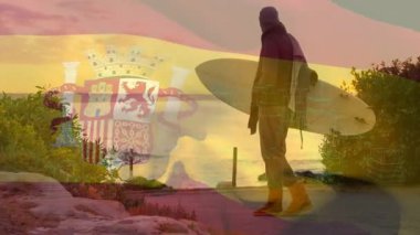 İspanyol bayrağı taşıyan sörf tahtası, şehir manzaralı günbatımını izleyen biri. Sörf, sahil, spor, ufuk, okyanus, eğlence