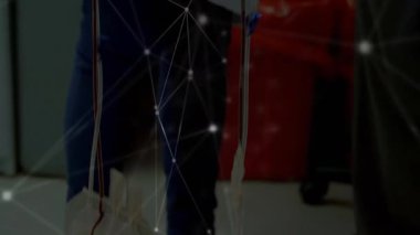 Akıllı telefon kullanan kişi üzerinden bağlantı ve veri işleme animasyonu ağı. Teknoloji, bağlantı, iletişim, dijital, ağ, fütüristik