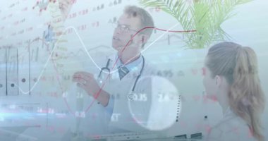 Doktor, hastayla finansal veri animasyonu üzerinden sağlık tablosunu tartışıyor. Sağlık, danışma, analiz, finans, iş, işbirliği