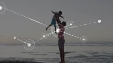 Baba ve çocuk plajda ağ bağlantılarıyla yürüyorlar. Aile, bağ, iletişim, teknoloji, dijital, bağlantı