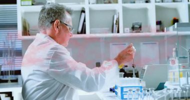 Okulda, bilim adamı deney tüpleri ve animasyon ekipmanları üzerinde deney yapıyor. Laboratuvar, araştırma, deney, yenilik, bilim, teknoloji