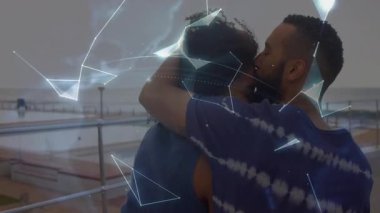 Arka planda dijital küreye ve ağ bağlantılarına sahip çifti kucaklamak. Teknoloji, bağlantı, aşk, ilişki, yenilik