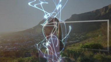 Parlayan ışık yollarının animasyonunu yaratmak, dağlık arazide insan doğası. Doğa, macera, keşif, dijital, teknoloji, yaratıcılık