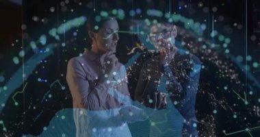 Dijital veriler analiz ediliyor, iş kadını ofisteki fütüristik animasyon arayüzünü kullanıyor. Teknoloji, yenilik, analitik, çalışma alanı, analiz