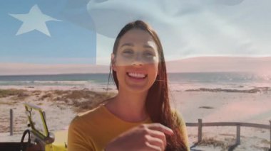 Sahilde Şili bayrağı tutan, güneşli hava animasyonunda gülümseyen bir kadın. Tatil, seyahat, rahatlama, yaz, mutluluk, özgürlük