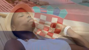 Tropikal plajda hamakta dinlenen Hırvat bayrağının animasyonu. tatil, deniz, seyahat, yaz, kıyı şeridi