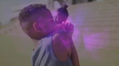 Çocuklar okul bahçesinde renkli animasyon ışığı efektleriyle oynuyorlar. Oyuncu, çocukluk, eğlence, aydınlanma, eğlence, yaratıcılık