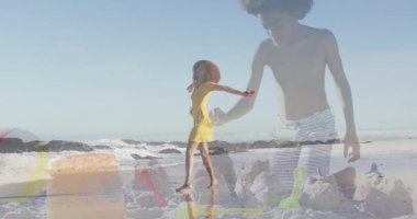 Kumsalda, güneşli bir günde animasyon örtüsüyle çocuk kumdan kale inşa ediyor. yaz, tatil, eğlenceli, açık hava, yaratıcılık