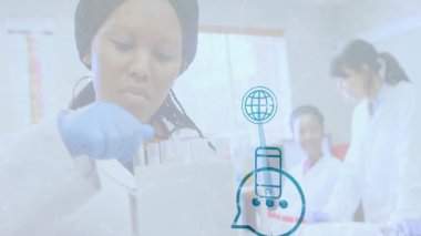 Laboratuvarda, bilim adamı dijital simgelerin animasyonuyla test tüpünü inceliyor. Bilim, araştırma, yenilik, teknoloji, kimya, deney