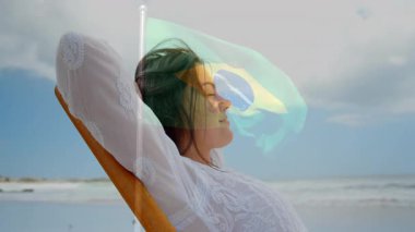 Plajda dinlenen, Brezilya bayrağı animasyonu gökyüzünde uzanan bir kadın. Tatil, seyahat, yaz, vatansever, boş zaman, tatil