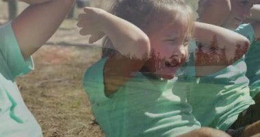 Açık havada uzanan, arka planda orman ve günbatımı animasyonu olan biri. Egzersiz, spor, doğa, sağlık.