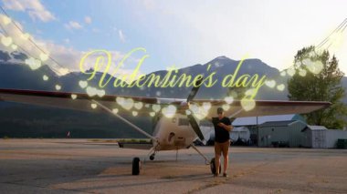 Sevgililer Günü mesajı ve kalp animasyonu kaplamalı asfalt üzerinde küçük bir uçak. Havacılık, aşk, romantizm, seyahat, uçak, tatil