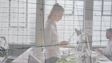 Modern ofiste çalışan profesyoneller üzerinde iş veri haritası animasyonu. takım çalışması, işbirliği, analitik, büyüme, başarı, takım çalışması