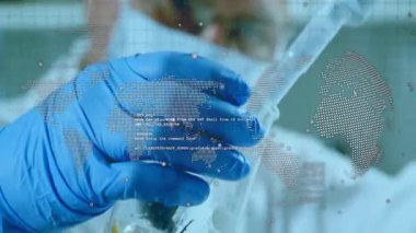 Maske takan ve eldiven takan bilim adamları dünya haritasında veri işleme animasyonunu inceliyor. Teknoloji, araştırma, yenilik, siber güvenlik, küresel, laboratuvar