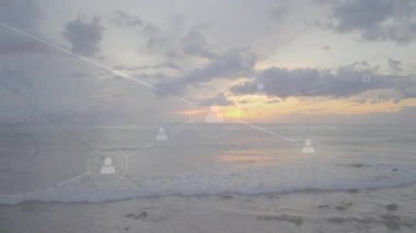 Bağlantılar ve kullanıcı simgeleri animasyonlarıyla okyanus üzerinde gün batımı. Teknoloji, bağlantı, dijital, iletişim, yenilik