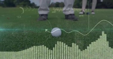 Veri canlandırması ile çimlerin üzerinde golf topu, arka planda golfçü. istatistik, teknoloji, veri analizi, spor, atlet