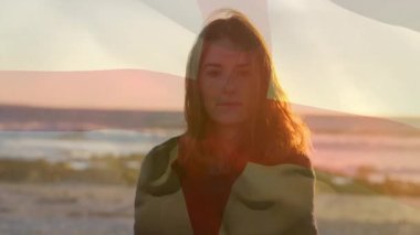 Sahilde, İngiliz bayrağıyla dikilen kadın sıcak güneş ışığı animasyonuyla örtüşüyor. Okyanus, vatanseverlik, tatil, tatil, deniz kenarı