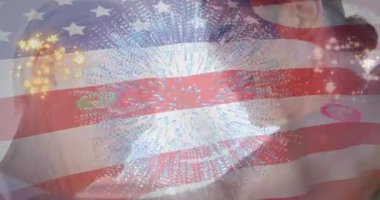 Arka planda silikonlu Amerikan bayrağı üzerinde havai fişek animasyonu. Vatanseverlik, bağımsızlık, kutlama, gece, gösteri, özgürlük