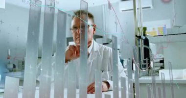 Finansal veri tablolarını analiz etmek, laboratuvarda animasyonla çalışan bilim adamı. Araştırma, veri analizi, bilim, teknoloji, yenilik, gelişme