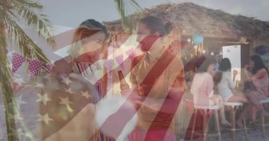 Plaj partisini kutluyoruz, Amerikan bayrağı süsleri ve neşeli animasyonları olan insanlar. Kutlama, vatanseverlik, deniz kenarı, şenlik, yaz, arkadaşlar