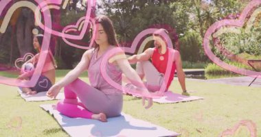 Yoga pratiği, pembe kalp animasyonu olan kadınlar doğada üst üste biniyor. Sağlık, meditasyon, farkındalık, fitness, egzersiz, sakinlik