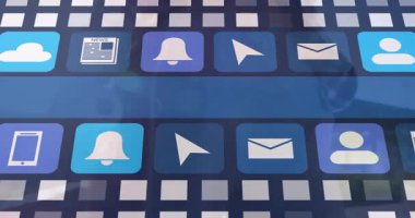 Şebeke arka planında küre, kulaklık ve bulutlu dijital simgelerin animasyonu. Teknoloji, bağlantı, multimedya, küresel, internet, siber uzay