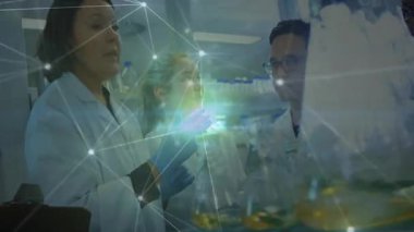 Ağ bağlantıları olan verileri analiz eden bilim adamları laboratuvarda animasyon örtüşüyor. Teknoloji, yenilik, araştırma, analiz, dijital, fütüristik