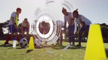 Futbolcular dijital veri işleme animasyonu ile sahada pratik yapıyorlar. Spor, atlet, eğitim, teknoloji, analitik, takım çalışması