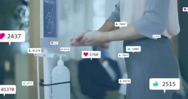 El dezenfektanı kullanan, sosyal medyayı seven ve kalp ikonlarını canlandıran insanlar. Hijyen, sağlık, dijital, etkileşim, katılım, sağlık